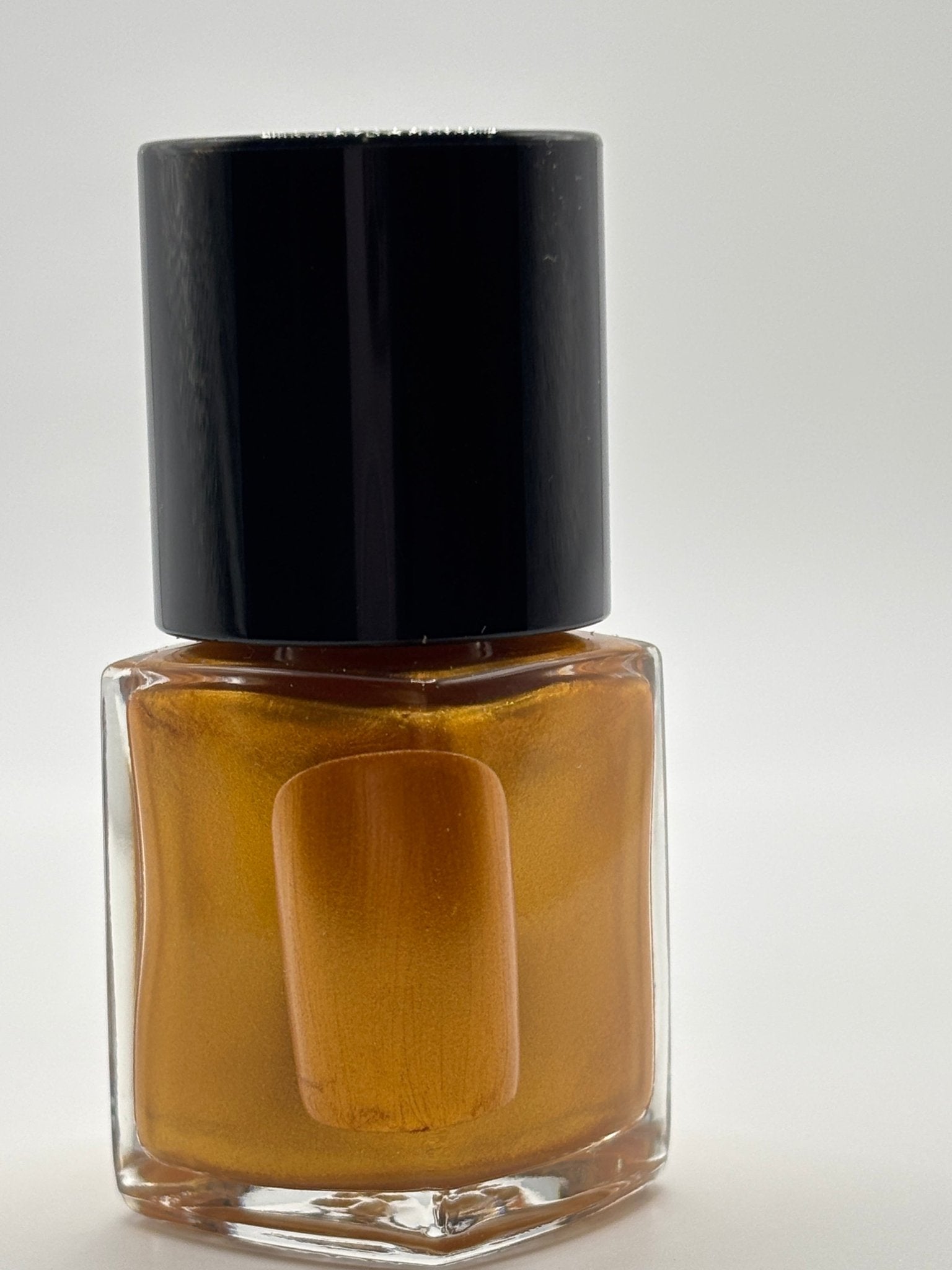 BOTTLE OF ESTHER WITH A FAKE NAIL WITH THE COLOR OF ESTHER