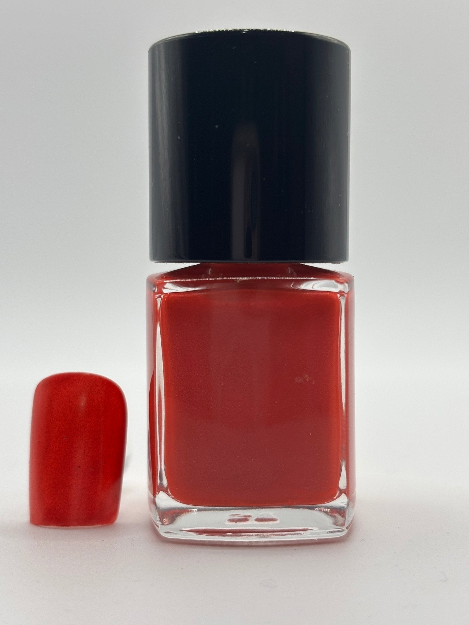 BOTTLE SHOWING COLOR OF LOMA WITH A FINGERNAIL SHOWING THE SAME COLOR