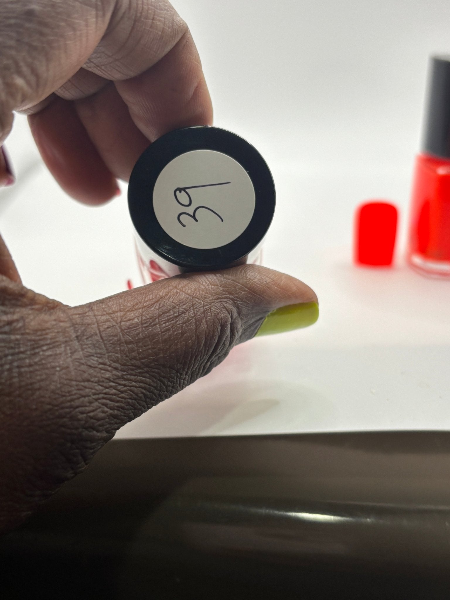 BOTTLE TOP OF A BOTTLE OF LOMA SHOWING #39